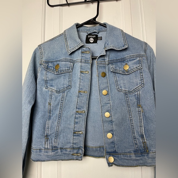 Boohoo stretchy jean jacket US 2 size with brass buttons - Picture 1 of 6